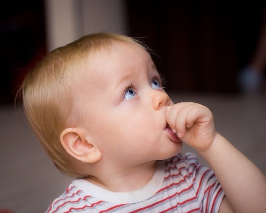 Child sucking thumb before behaviour desensitizing